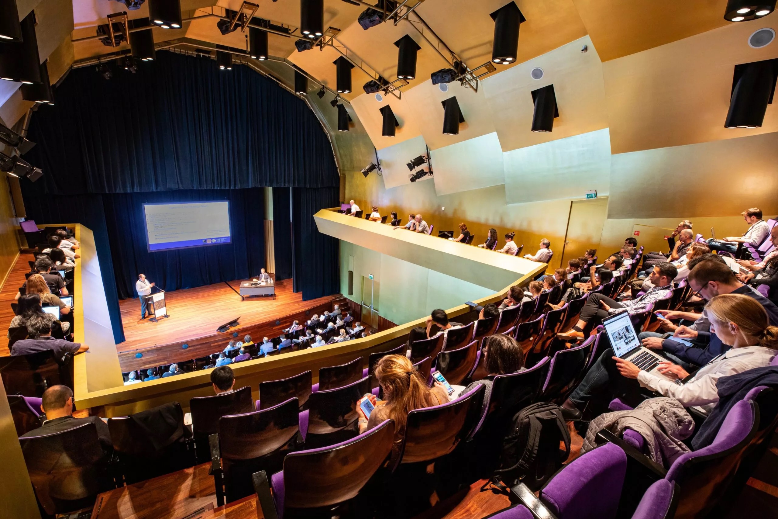 Aalmarktzaal filled with conference attendees